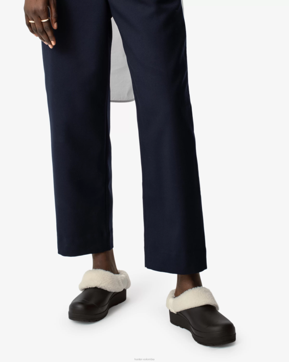 mujer jugar zuecos aislados de piel de oveja vegana 6284258 Hunter