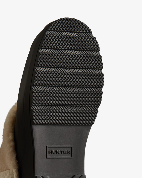 mujer jugar zuecos aislados de piel de oveja vegana 6284258 Hunter