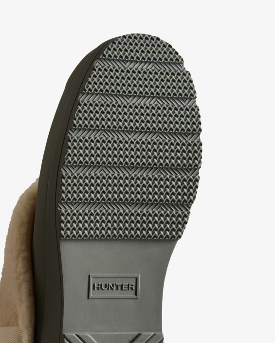 mujer jugar zuecos aislados de piel de oveja vegana 6284329 Hunter